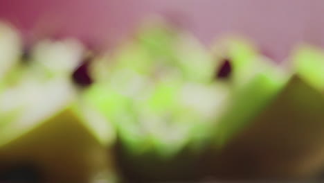 cerca de kiwi fresco y melón y frutas en el plato