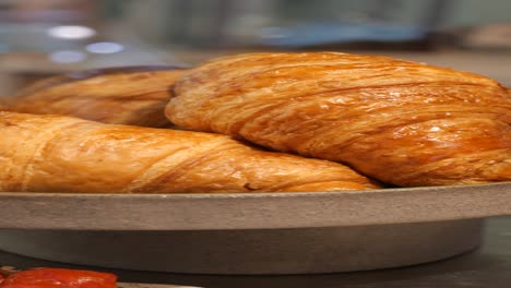croissants recién horneados