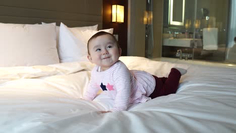 Niña-Súper-Feliz-Bailando-En-Una-Habitación-De-Hotel-Con-Cama-Blanca,-Sacudiendo-La-Cabeza-Y-Excitando-El-Baile-De-Rastreo