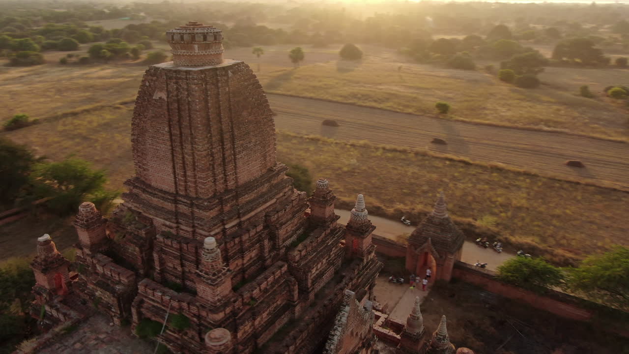 toma panorámica con drones del alto myauk guni y el templo dhammayangyi en myanmar durante una colorida puesta de sol