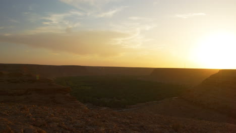 Sonnenuntergangszeitraffer-Einer-Oase-In-Der-Wüste-Marokkos,-Aufgenommen-Vom-Stativ