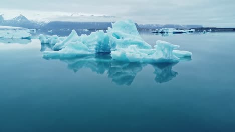 icebergs nevados en agua de mar