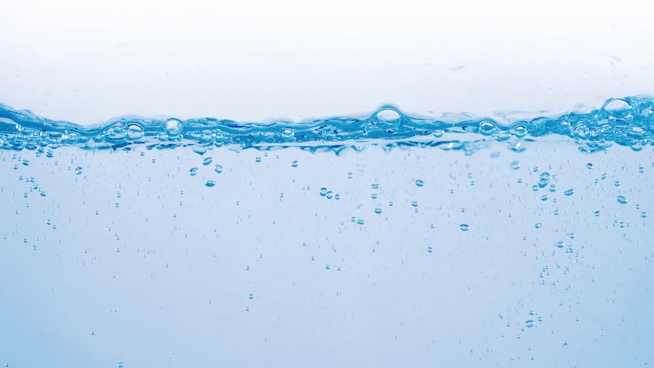 물 속의 많은 거품이 가까이에서, 느린 움직임의 거품과 함께 추상적인 물 파동