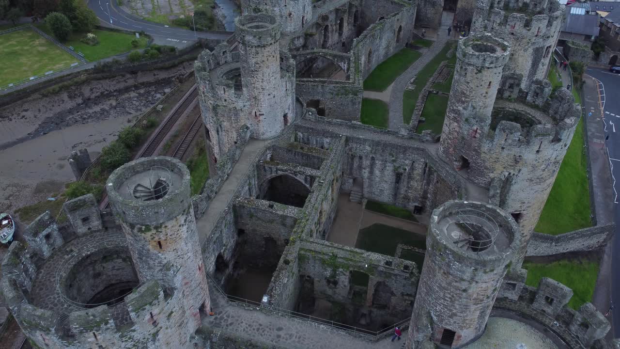 vista aérea de la ciudad amurallada del mercado de conwy castillo medieval que sube a ojo de pájaro