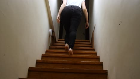 밤에 어두운 계단을 오르는 여자