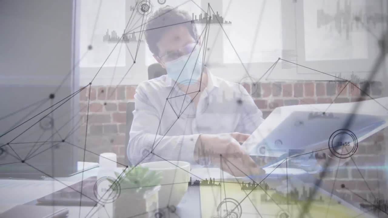 сеть связей против белого человека, носящего маску, читающего документы в офисе