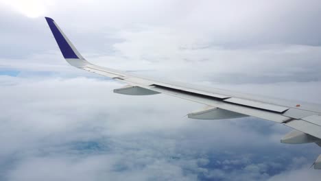 Mañana-Hermosa-Vista-Del-Cielo-Nublado-Desde-Las-Ventanas-Del-Avión