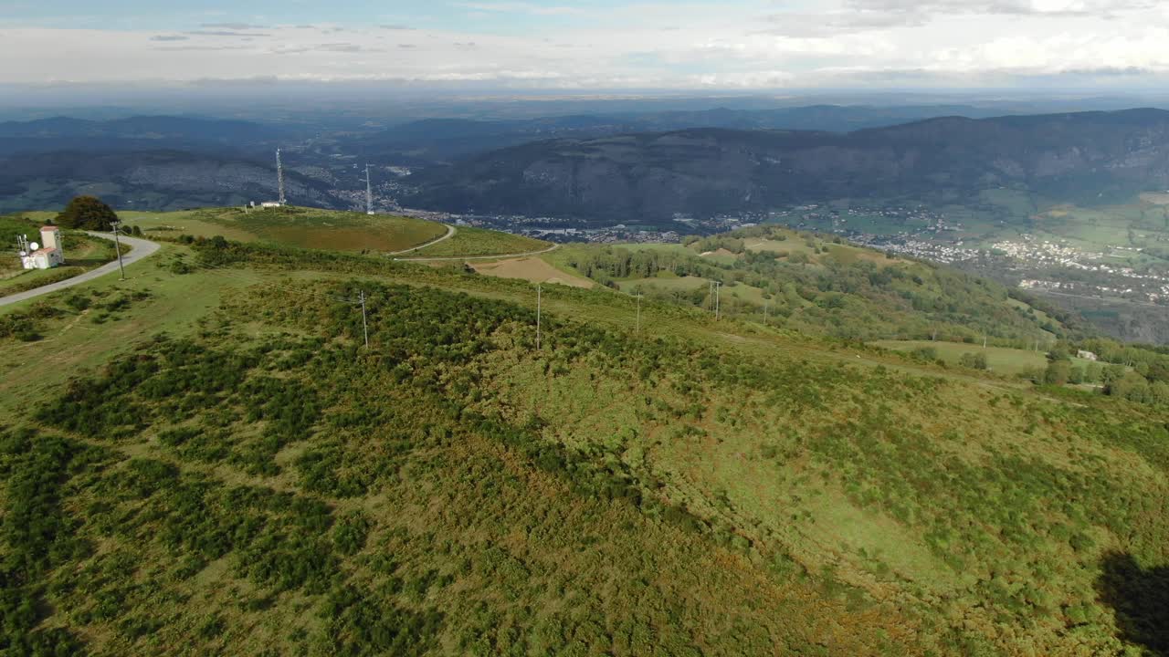 vista cinematográfica de los pirineos en temporada de verano, francia