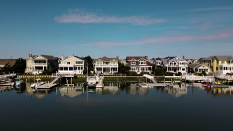 Acérquese-A-Las-Casas-Del-Puerto-De-Nueva-Jersey-Que-Proyectan-Un-Vívido-Reflejo-En-La-Bahía