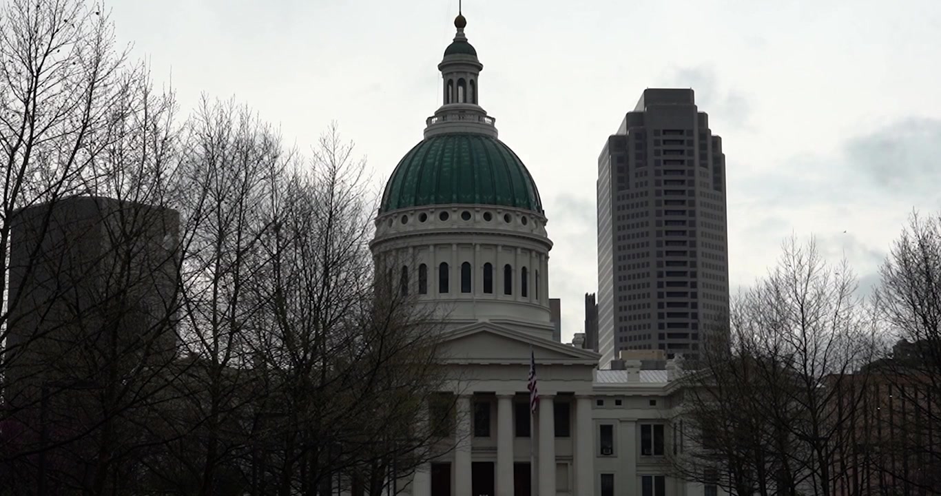 Vecchio tribunale di St. Louis, Missouri, visto attraverso gli alberi.