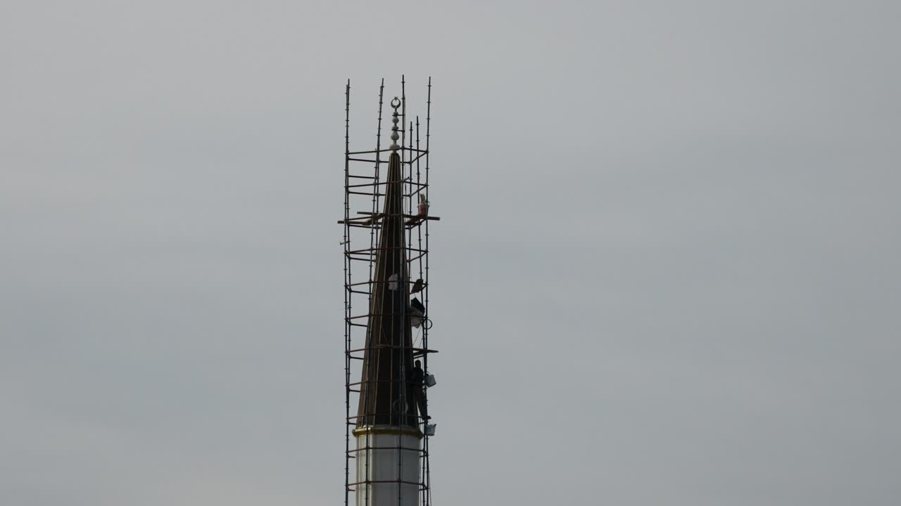 이슬람 사원의 미나을 수리하는 작업 - 라마단 달이 시작되기 전에, 스승들은 이슬람의 미나에서 일합니다.