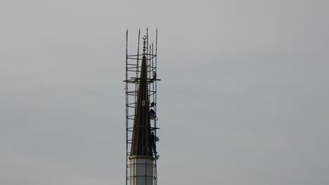 la reparación del minarete de la mezquita. antes del mes de ramadán, los maestros trabajan en el minaretes de la mezquina.