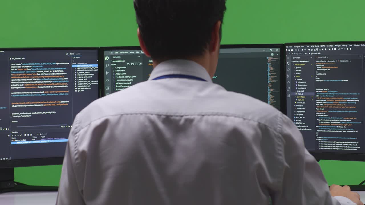 programador trabajando en código en múltiples pantallas de computadora