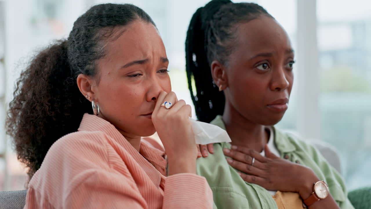 televisión, mujeres y amigos viendo películas tristes