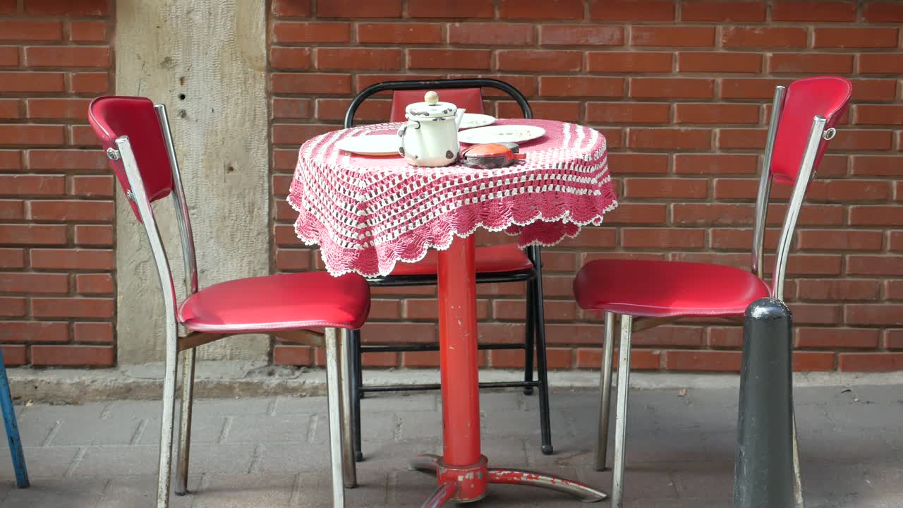 빈 야외 카페 테이블