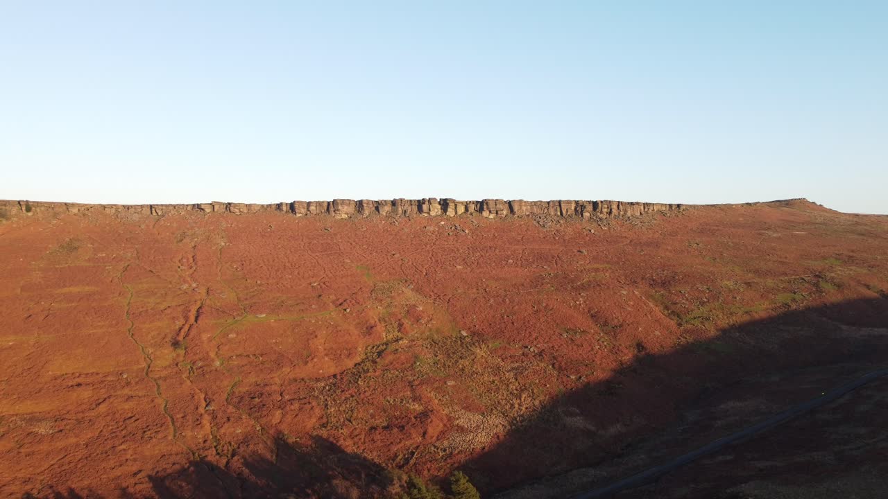 푸른 하늘이 가득한 날 겨울 동안 stanage 가장자리를 바라보는 일몰 전망