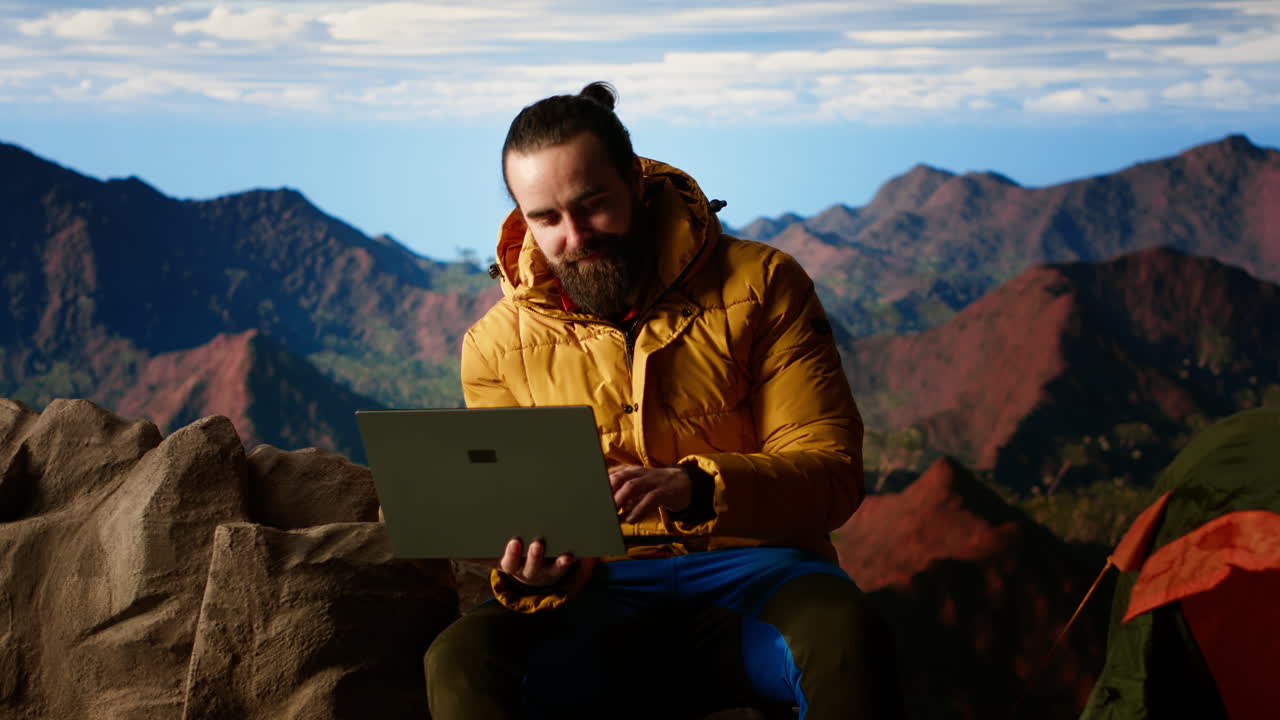 amante de la naturaleza adicto al trabajo siempre conectado a internet y desplazándose en la computadora portátil