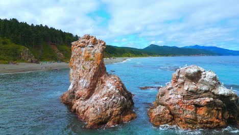 paisaje costero con rocas y campamentos