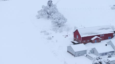 Vogelperspektive-Auf-Ein-Scheunenhausgebäude-In-Tiefer-Schneelandschaft-Im-Winter