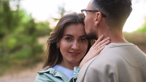 una pareja romántica en el bosque.