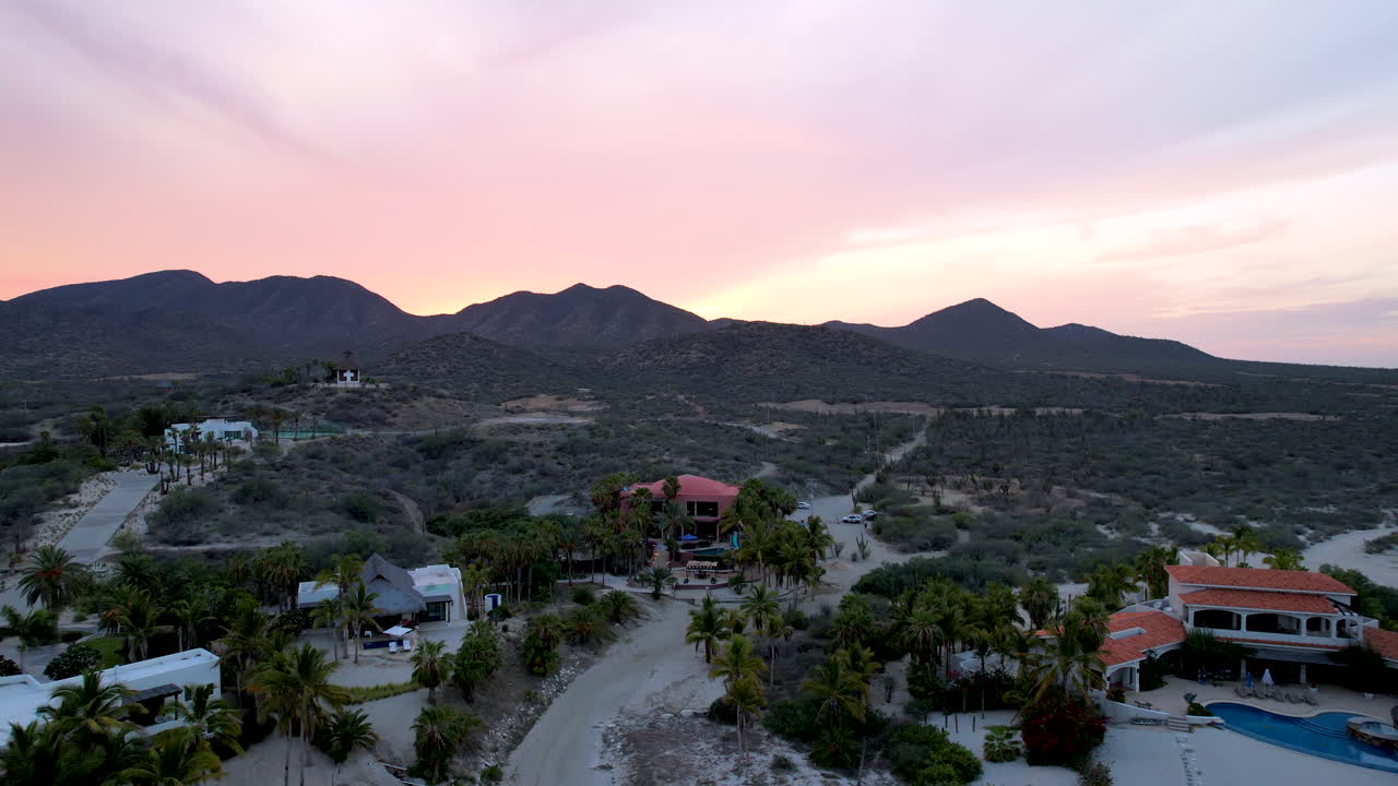 Ripresa con drone di un tramonto arancione a Cabo San Lucas, Messico.