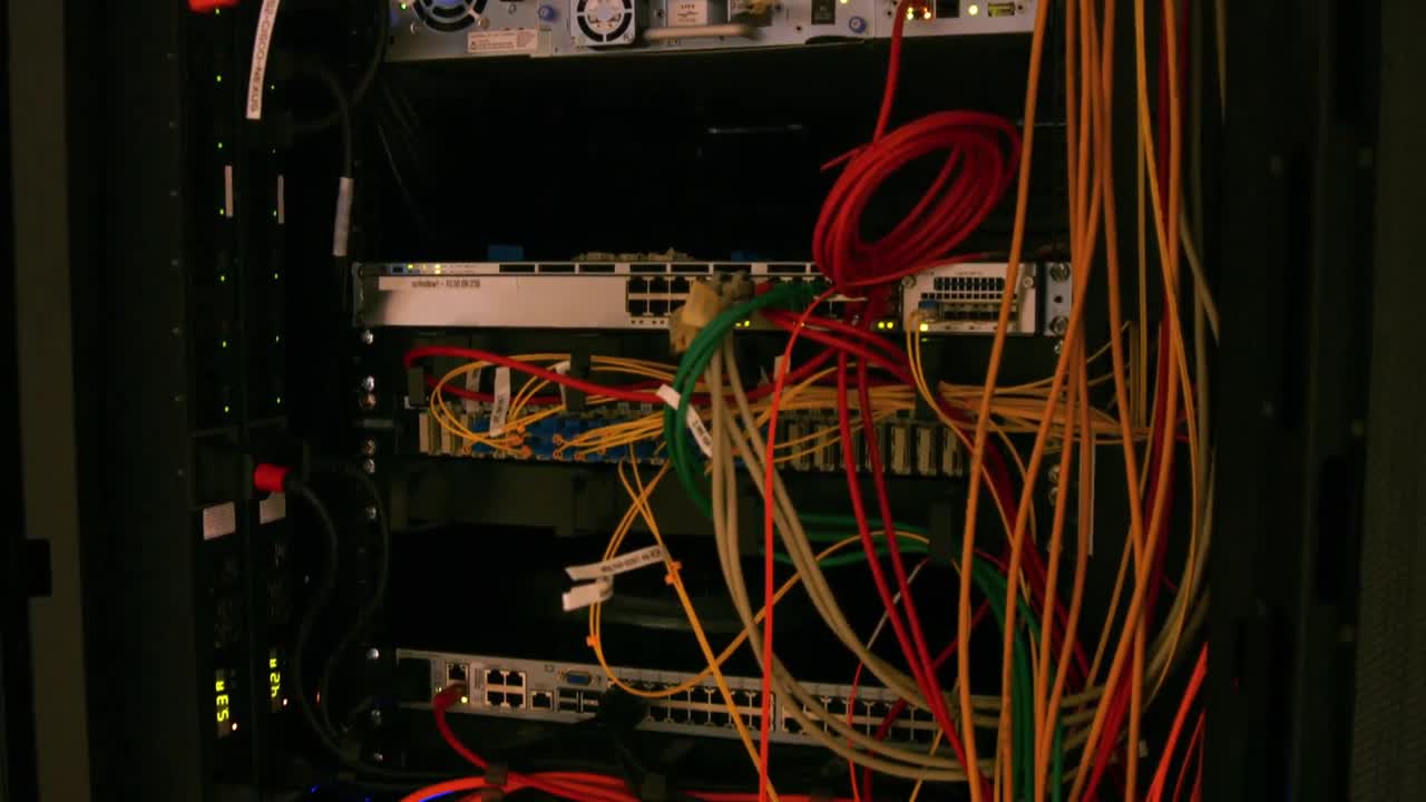 cables y cables que salen del servidor