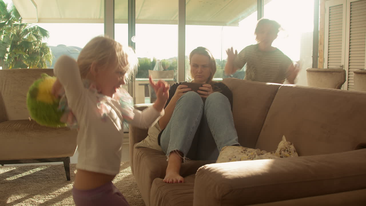 형제 자매가 엄마를 놀고 휴식을 취하고