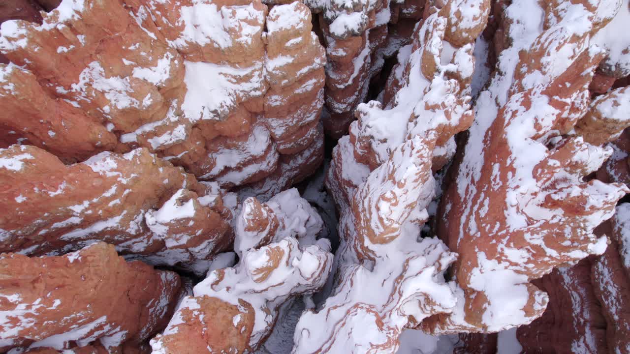 воздушные 4k кадры национального парка брайс каньон, покрытого снегом в штате юта, сша