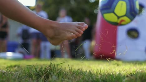 Barfüßiger-Junge,-Der-Fußball-Schlägt