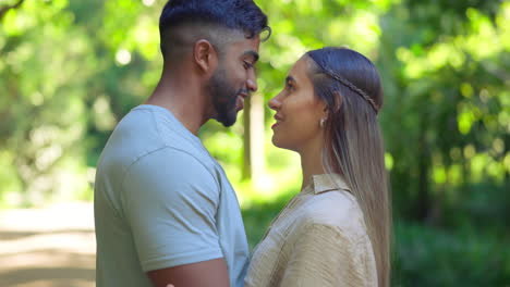 Feliz-Pareja-Joven-Besándose-En-El-Parque-Por-Amor