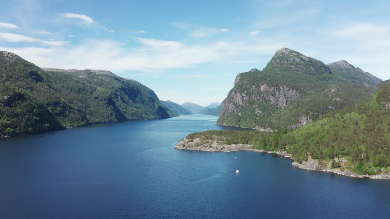 Atemberaubende Luftaufnahme einer Felseninsel im Veafjorden Fjord, Norwegen