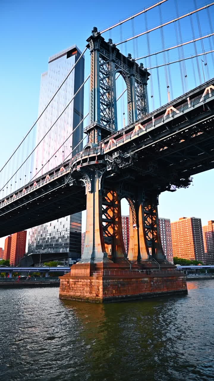 Passerer under Manhattan Bridge. Berømt vartegn i New York set fra floden. Lav vinkel. Vertikal video