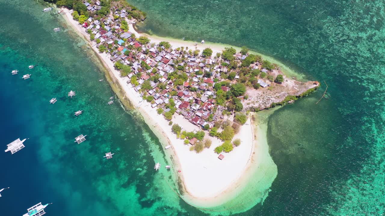 열대 섬 마을 의 공중 사진