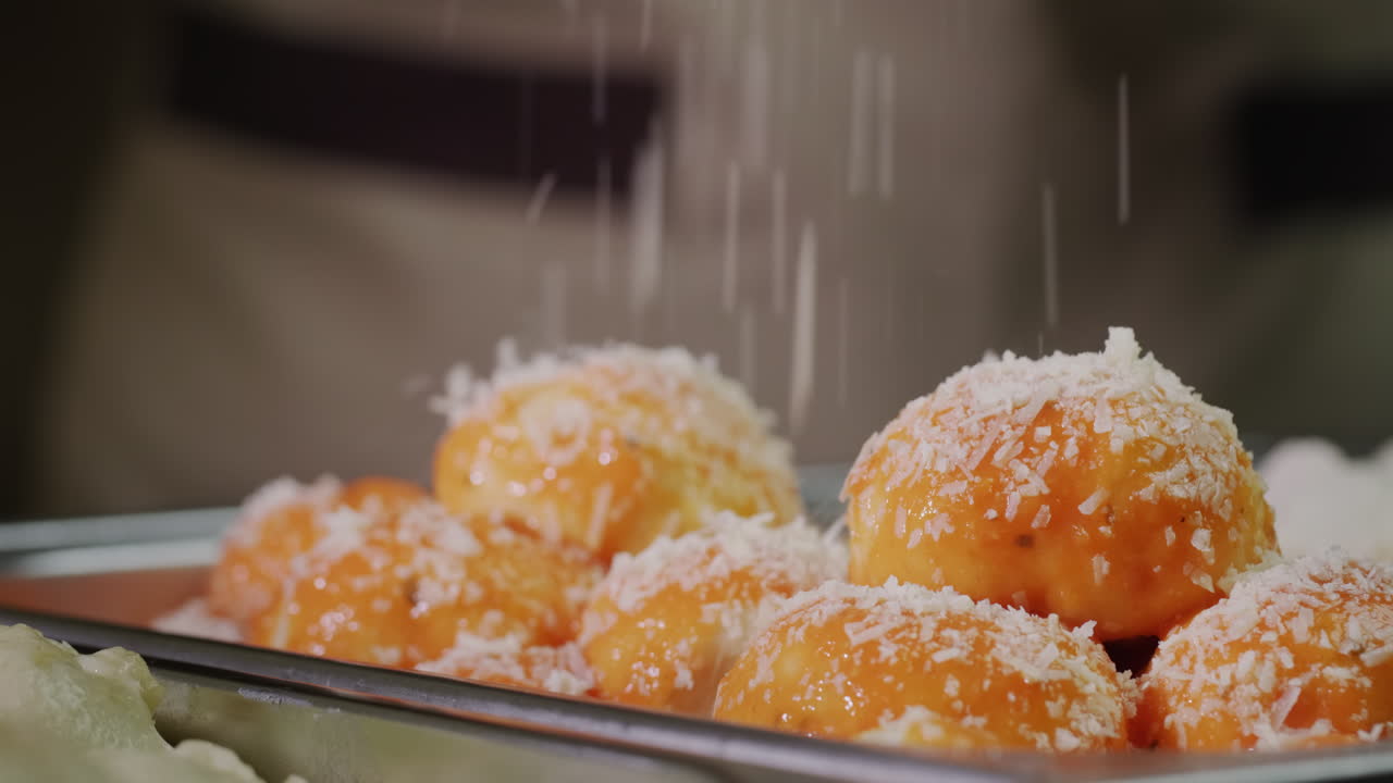 albóndigas apetitosas en salsa de tomate salpicadas de queso rallado