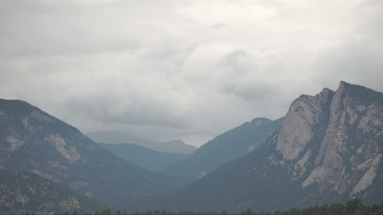 lapso de tiempo de las nubes de tormenta que se forman sobre la cordillera
