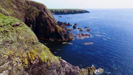 Acantilados-En-El-Mar-En-El-Paisaje-De-Irlanda-Del-Sur,-Reino-Unido