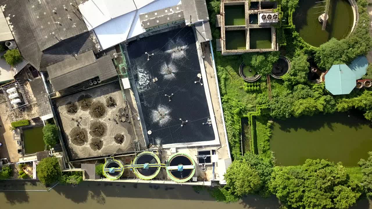 공중 상단에서 볼 수 있는 산업 구역의 폐수 처리 시스템의 4k