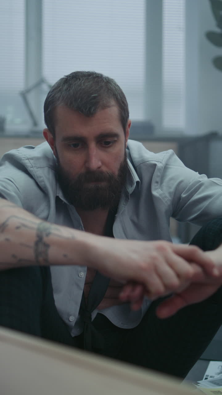 empregado deprimido no escritório