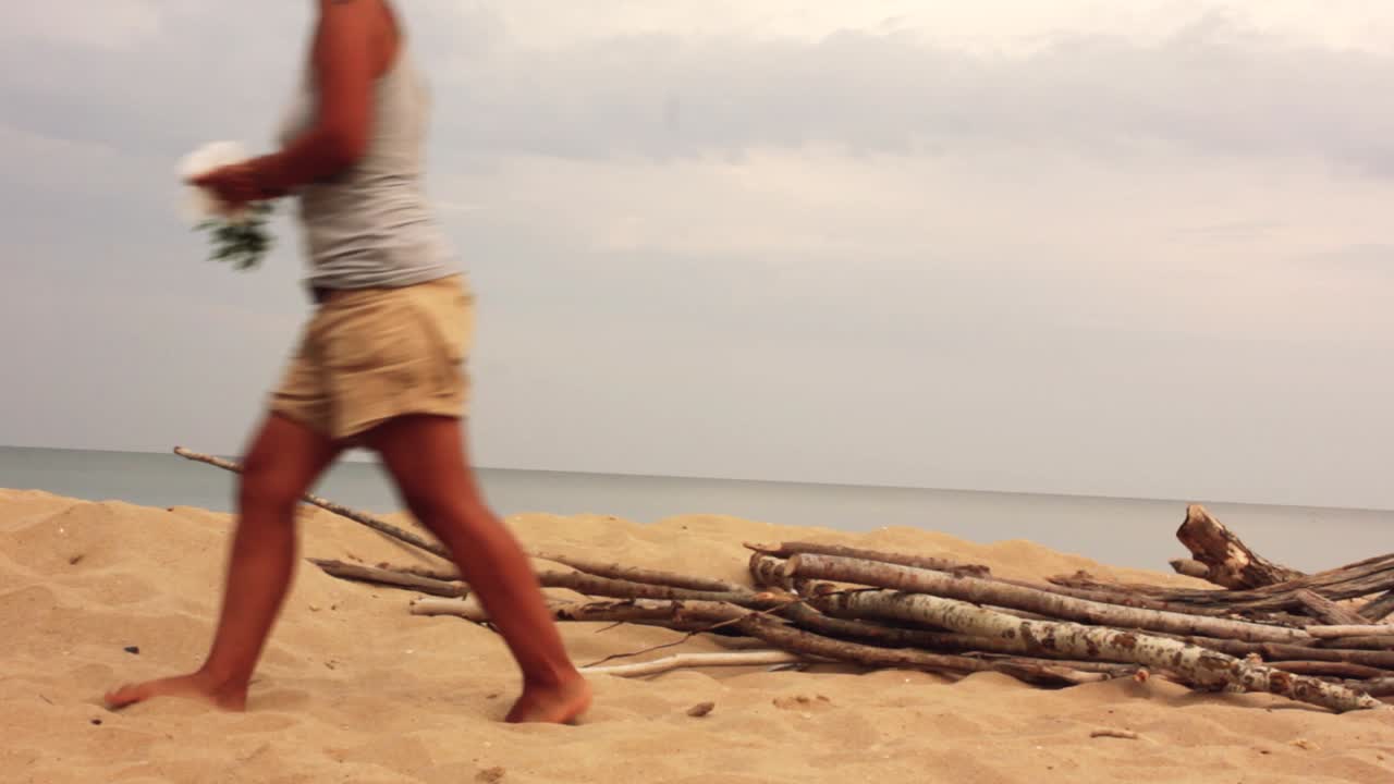 해변 에서 버려진 플라스틱 봉투 를 모으는 일