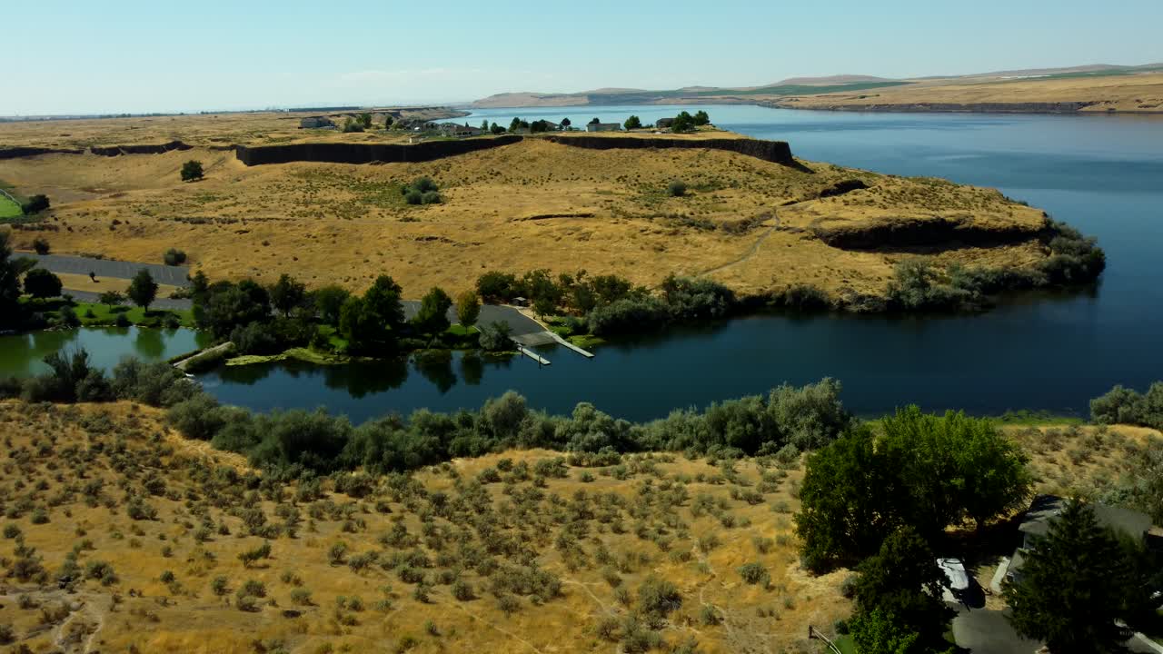 US, OR, Umatilla, 2025-08-20 - Drone view (rotating) of Hat Rock on the Columbia River in Summer