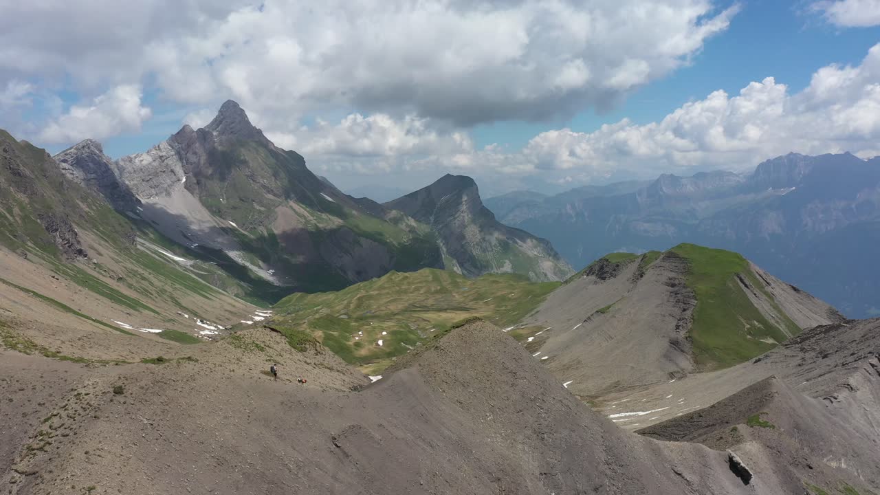 vista aérea de un excursionista en un paisaje montañoso