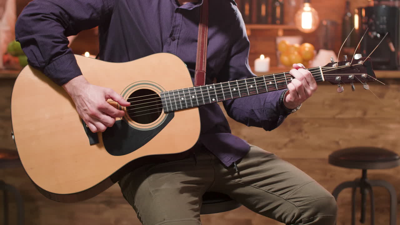 어쿠스틱 기타를 연주하는 남자