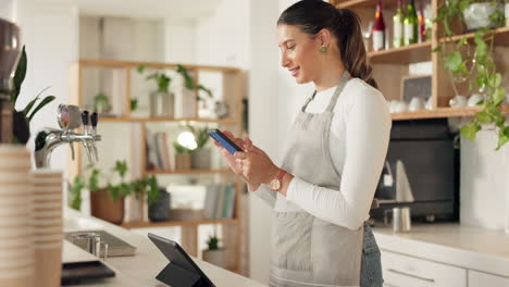 cafetería, teléfono y barista mujer escribiendo