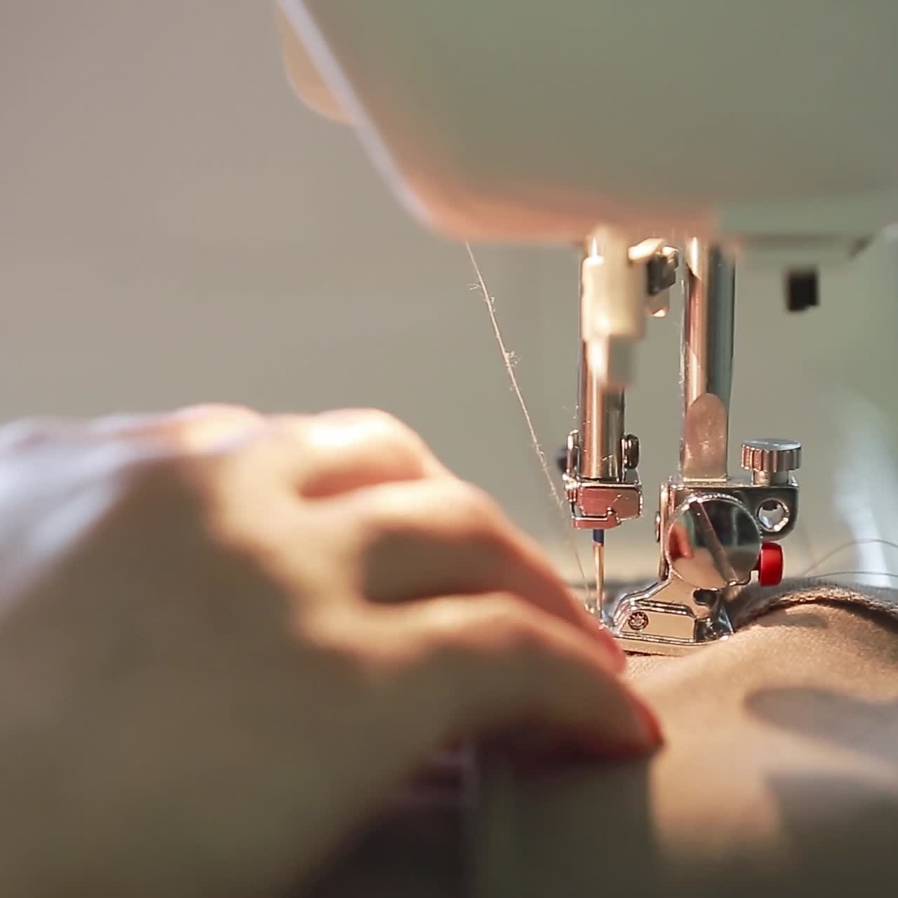 mujer cosiendo en casa