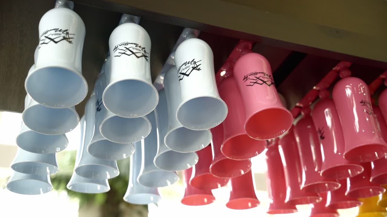 amplia vista de las tazas en el bar en la mundialmente famosa cima de la montaña # 1 destino banana daquiri en st