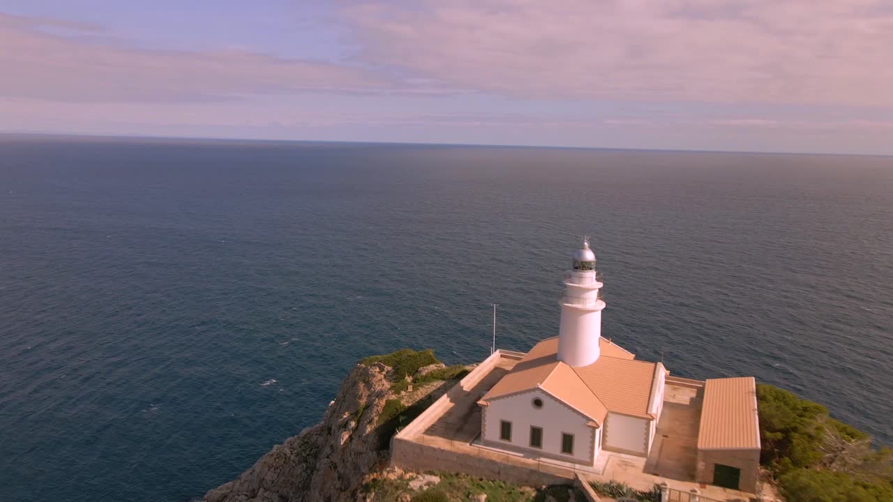 descubra el impresionante paisaje de cala rajada, mallorca. sea testigo del icónico faro situado en un acantilado con vistas panorámicas al mar mediterráneo y a los alrededores serenos.