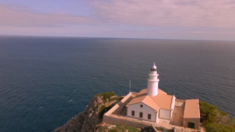 descubra el impresionante paisaje de cala rajada, mallorca. sea testigo del icónico faro situado en un acantilado con vistas panorámicas al mar mediterráneo y a los alrededores serenos.