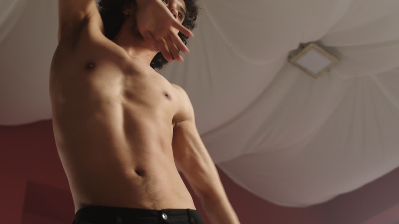 교실 에서 춤 을 추는 젊은 남자