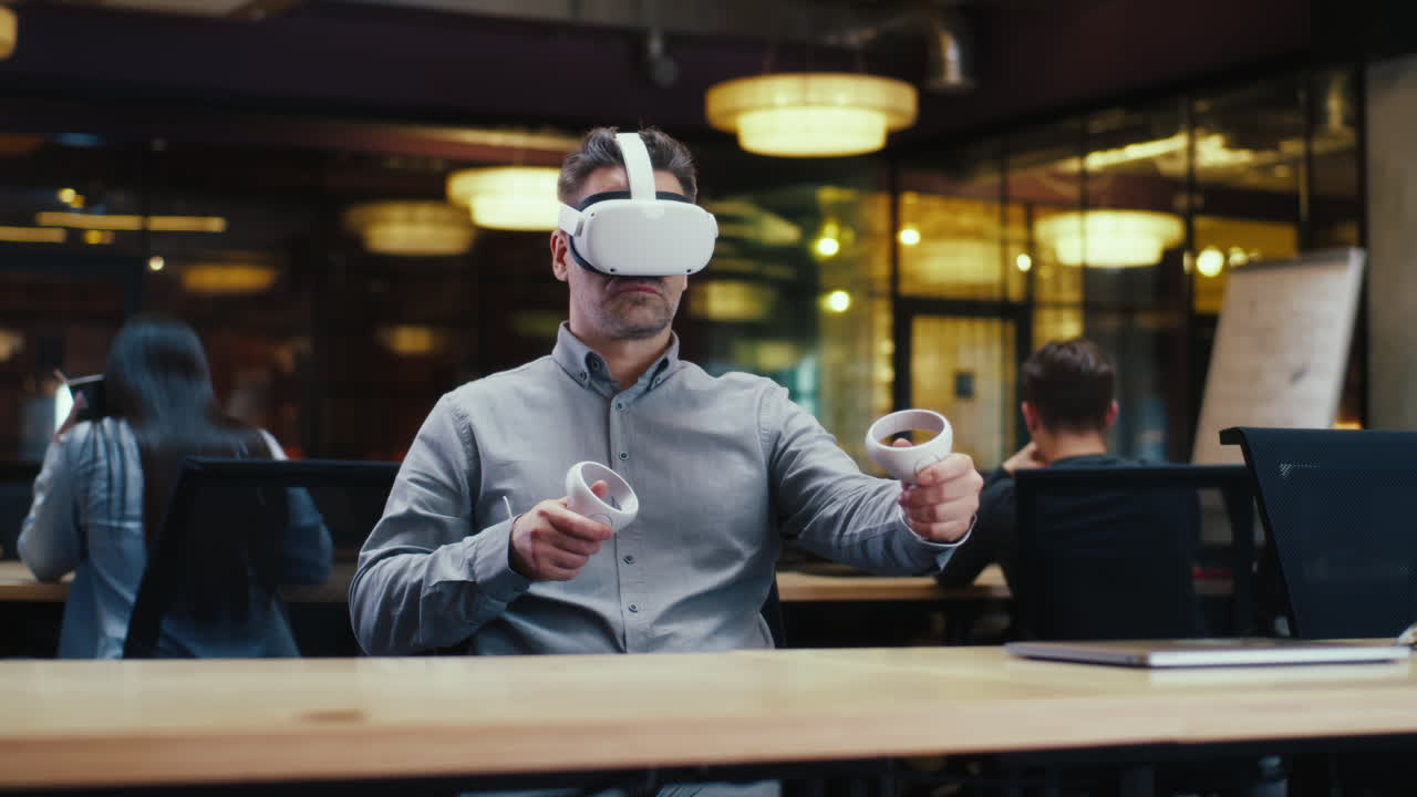 사무실에서 vr 헤드을 사용하는 사람