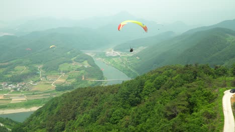 Tandem-Gleitschirmfliegen-Vor-Einer-Wunderschönen-Bergkulisse